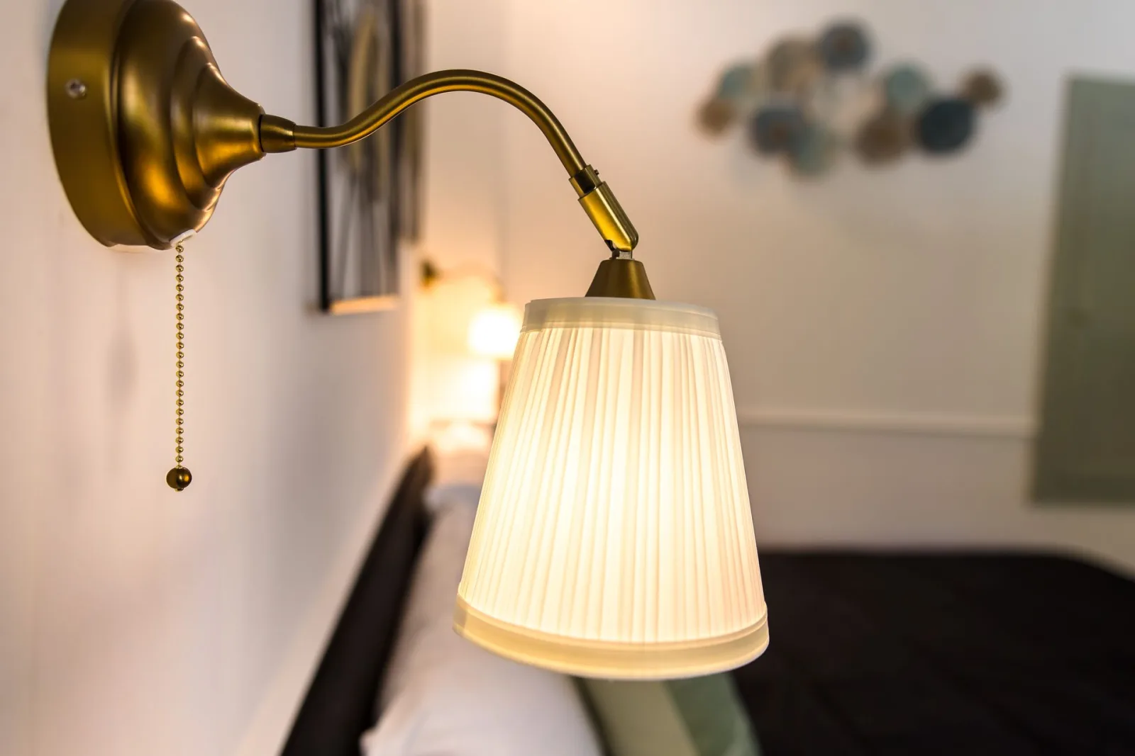 Brass wall lamp with pleated shade